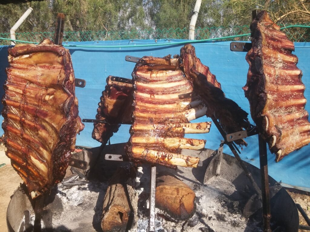 תמונה של אסאדו על הגריל באירוע בטבע